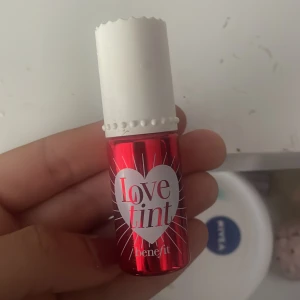 Love tint benefit  - Säljer denna benefit blushen då den inte kommer till använd! Lite har används men mycket kvar 