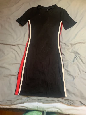 Klänning med röda detaljer - En fin vanlig tajt klänning