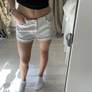 Jeansshorts  - Köpta secondhand men aldrig använt, oklart med storlek men uppskattar s/m