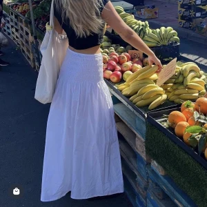 Vit Maxikjol  - Superfin vit maxikjol från Gina tricot. Nyköpt för 400 kr och använd fåtal gånger. Slutsold på deras hemsida.💕 Säljer då den tyvärr är för lång för mig.