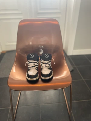 Jordan 1 Mid Carbon fiber  - Detta är ett par jordan 1 jag säljer som är min syrras men dom passar inte henne längre, dom är 10/10 skick, köpta i ny pris för 4700. Även helt nya sko snören på skorna. Har även boxen till skorna. Dom är svart vita tillsammans med lite kolfiber