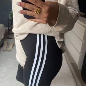 Svarta oanvända (äkta) Adidas tights! Så fräscha men kommer ej till användning. Hör gärna av er vid vidare intresse eller frågor ❤️‍🔥