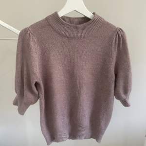 Säljer denna rosa/lila stickade tröjan ifrån vila 💓💞 strl m, 150 kr + frakt, skriv vid intresse 🌺🌺