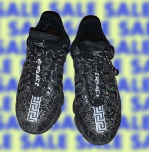 Äkta VERSACE Trigreca low-top sneakers - Säljer min begagnade men i dunder skick Versace Low Tops. Köpta på NK för 2-2 1/2 år sen men använde dom första gången i somras Nypris Nypris 8000 Skr