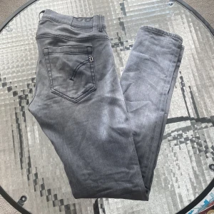 Dondup jeans! - Tjena! Säljer nu min feta dondup jeans i bra skick, modell: George. Hör av er vid funderingar! 