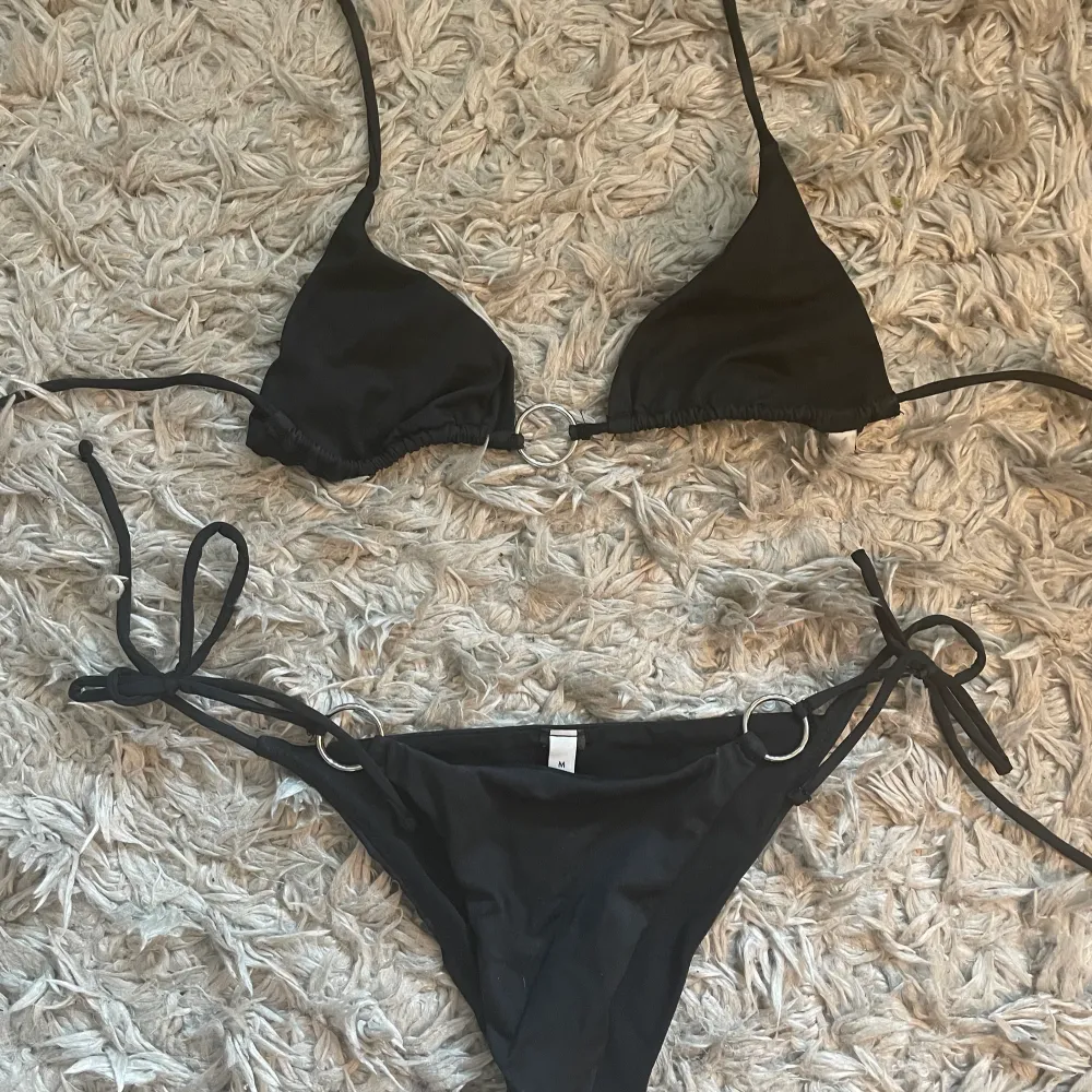 Svart bikini från NA-KD som går att knyta flera varv runt midjan. Storlek M men väldigt liten så mer som en S. Endast testad och tvättad såklart. Köpt för 378 kr + frakt . Övrigt.