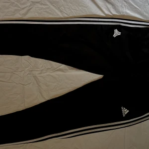 Adidasbyxor (L) - Svarta/vita Adidasbyxor. Använda men i fint skick, storlek L.