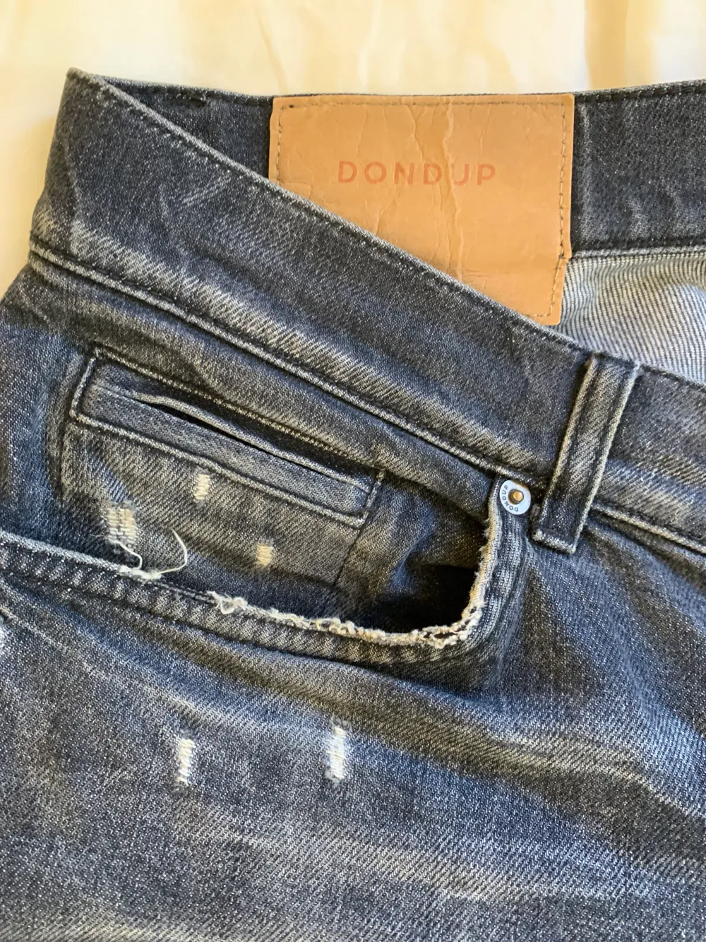 Snygga gråa dondup jeans i modellen George ”skinny fit” storlek 32. Köpta på United fashion i Göteborg för ca 2500kr. Jeansen är knappt använda och är i bra skick. Säljs för 700kr. Jeans & Byxor.