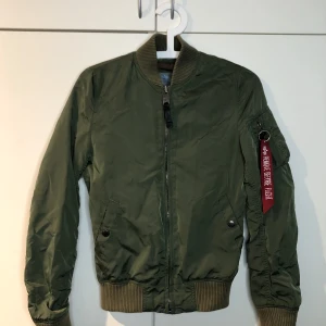 alpha industries bomberjacka - - Knappt använd, säljer för den är för liten och sitter för tjat - Pris kan diskuteras 