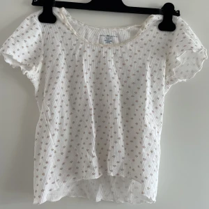 Brandy Melville sett  - Ett supergulligt Brandy Melville sett/pjamas. I fint skick bara använt ett fåtal gånger. Passar storlek Xs-M! ganska stretchig 💕