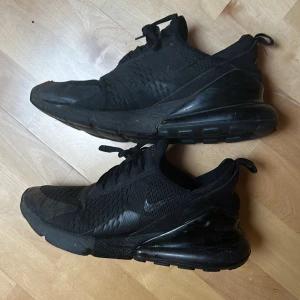 Nike 270 - Säljer för jag är i behov av pengar. St 44 inga större skador. Funkar utan problem. Box följer med