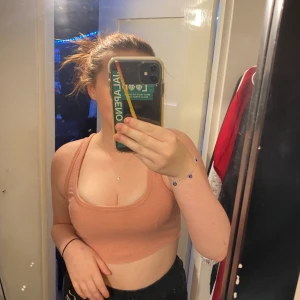 topp  - En jättefin topp som jag köpte för två år sen på Zara men har aldrig använt den. Säljer den så jag inte har fått något bra tillfälle att använda den🩵