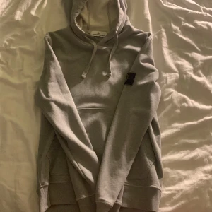 Stone island hoddie - Grå stone hoddie sparsamt använd storlek M