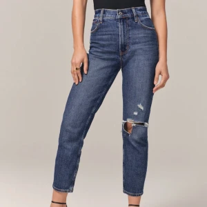 Abercrombie & Fitch mom jeans  - Helt ny, oanvänd! Köpt för ca 1000kr. Säljer för 400kr.  Storlek 27, löngd 4 (passar korta, jag är 158 och längden är perfekt på mig). 