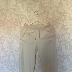 Juicy Couture set - Jag säljer mitt superfina Juicy set i färgen ljus kräm vit då det ej kommer till användning! Det är använt ett fåtal gånger och har inga defekter. Det är köpt på Juicy Coutures hemsida och såklart äkta. Nypris är 2200kr och säljer för 1200kr💖⭐️