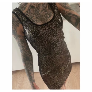 Svart paljettklänning, strl 8 - Svart paljettklänning i storlek 8, passar XS.