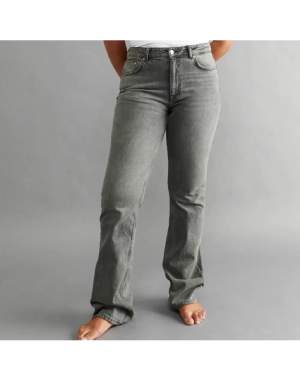 Jättefina jeans, dem är lite slitna längst nere vid benet. Dem sitter lagom långt på mig som är 157