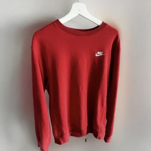 Nike Sweatshirt röd - Säljer min Nike sweatshirt då den inte har kommit till användning . Den är i gott skick och knappt använd. Den är i storlek S. Köparen står för frakt