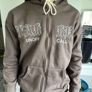 zip hoodie - Snygg brun zip hoodie med tryck🤎 knappt använd och inga nopper eller liknande