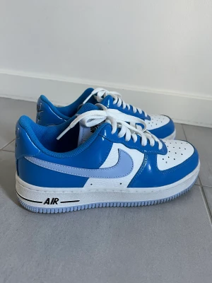 Blå Nike air force - Nya Nike air force, storlek 38, använda en gång, säljer pga inte riktigt min stil, köpta från JD sports i butik