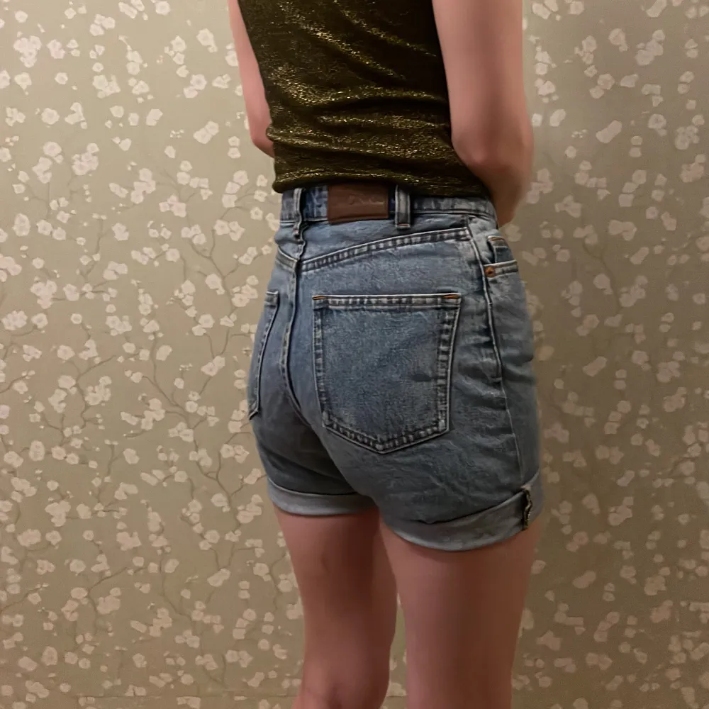 Avklippta jeans från Monki i gott skick. Shorts.