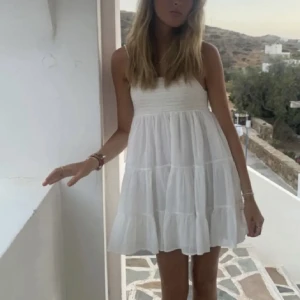 Zara klänning - (Lånad första bild) Vit jättefin klänning från Zara, använd fåtal gånger så bra skick! Kan även skicka fler bilder🫶🏼