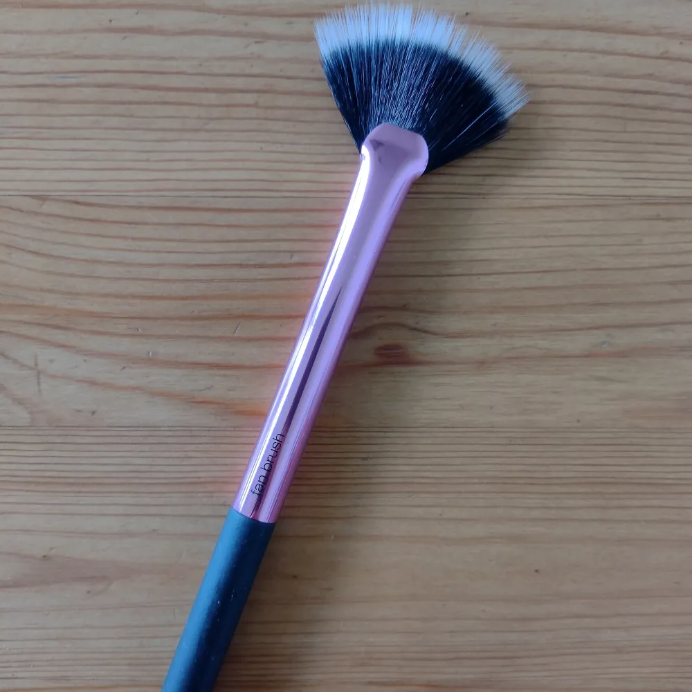 Fan brush från Real Techniques. Bara testad (och rengjord) - har inte fått användning för den. Några små skav på den svarta delen av skaftet. Kan skickas med 1 frimärke (18 kr).. Övrigt.