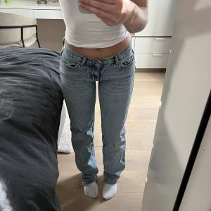 Lågmidjade jeans från Gina Tricot i storlek 32 passar även 34! 💕
