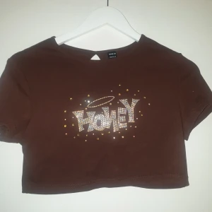 T-shirt  - Croptop med text av strassstenar, aldrig använd bara testat. Säljer den då den är för kort för mig