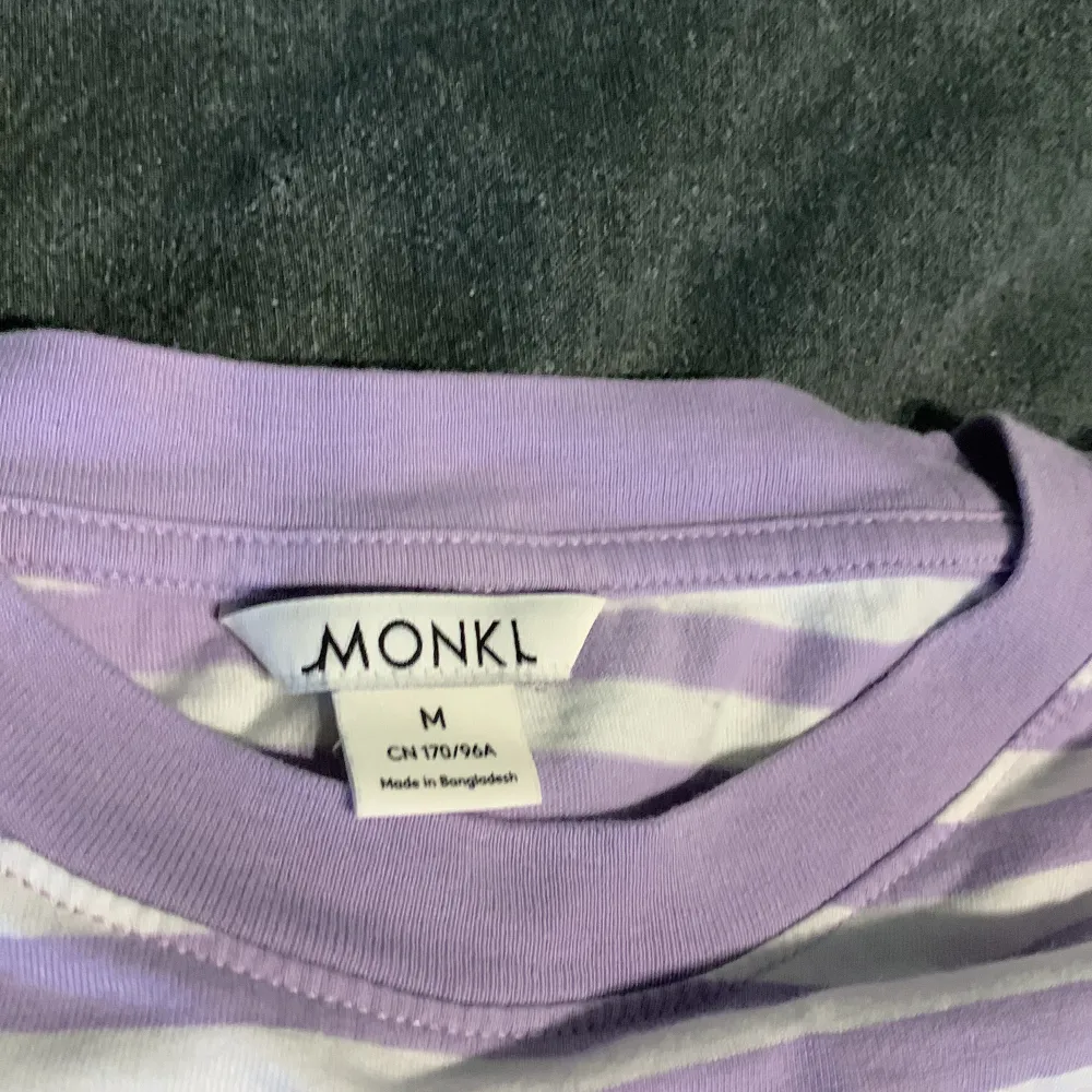 Fin långärmad tröja från monki! I skönt tunnt tyg som passar perfekt att ha på vår/höst eller att ha en t-shirt över! . Tröjor & Koftor.
