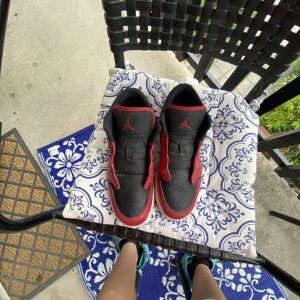 Jordan 1 Reverse bred - man får shoe laces i skorna 