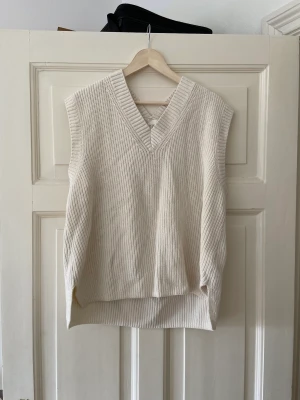 Stickad väst - Vit stickad väst med v-ringning, lite oversized från HM  Storlek L
