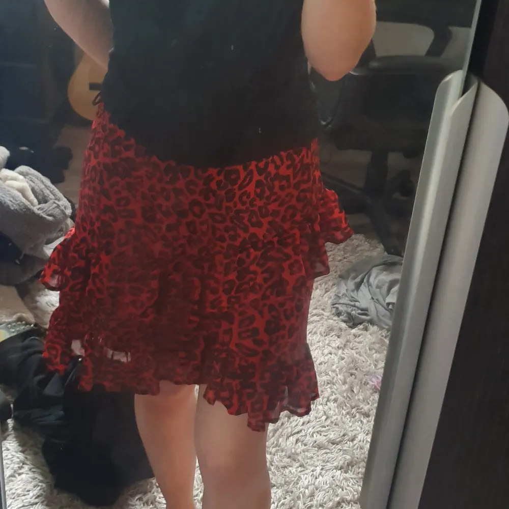 Säljer en jättensnygg röd leopardmönstrad kjol från bikbok🥰 Aldrig använd, endast testad så i nyskick🥰 säljer då jag aldrig använder den 😥. . Kjolar.