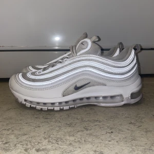 Air Max 97 Storlek: 40.5 - Köpta för en månad sen för 2.199kr och väldigt lite använda. 