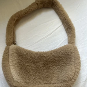 Axelremsväska  - Söt axelremsväska 💓 får plats med små saker som t.ex AirPods nycklar eller mobil👜