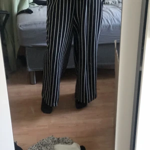 Sköna byxor - Sköna byxor i polyester. Står storlek XL men har band som kan töjas.