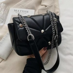 Valentino liknande väska - Säljer denna axelremsväska som efterliknar designen på valentino väskor. Den är helt oanvänd och slutsåld på hemsidan (kommer ej tillbaka).💕💕