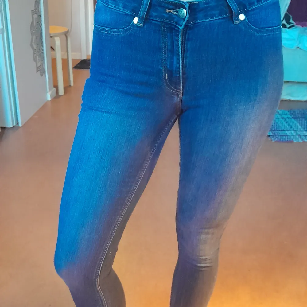 Blå jeans i stretchig stuprörsmodell från Cheap Monday. Storlek 28/29, passar S. Helt okej skick, inga direkta defekter. . Jeans & Byxor.