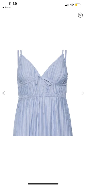 Blått plisserat set  - Supersnyggt plisserat set till sommaren i en så fin blå färg! Storlek XS i både topp och byxa🩵