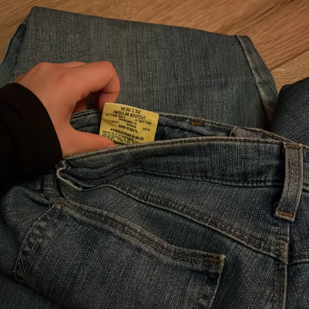 As snygga vintage wrangler jeans i storleken W30/L32 och sitter perfekt på mig som har storlek 38, köptes på Humana second hand i stockholm, har använt den ett fåtal gånger, säljer pga att jag ej använder dom, sitter perfekt på längden för mig som är 153. Jeans & Byxor.
