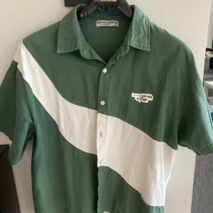 Kortärmad skjorta- Aelfric Eden  - Kortärmad skjorta i fint skick. Lite kort i modellen