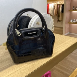 Maje väska - Säljer min maje väska som jag köpte sommaren 2020, finns inte kvar att köpa. Använd en gång, väskan ser ut som ny och ser oanvänd ut. Köpte för 2800kr. Säljer denna väska för 1200kr. Skriv för fler bilder på väskan!🙏🏼