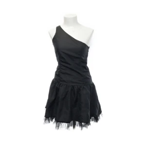 Festklänning  - Sjukt användbar och snygg festklänning !!! Den är som ny då jag aldrig använt den! 