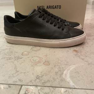 Svarta (Clean 90) arigato sneakers Nypris: 2450kr Använda