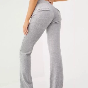 Juicy set - Säljer mitt jätte fina gråa juicy set, byxorna är i s och tröjan är xs. Men tröjan passar upp till m och byxorna passar upp till m/l. Skriv för bilder! Inga defekter💕