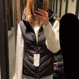Väst - Säljer den populära zara västen då den inte kommer till andvändning. Har bara använt den ett fåtal gånger så den är i superfint skick!❤️nypris 400kr