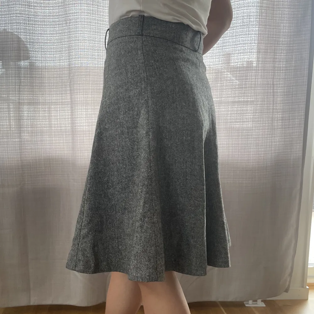 Denna chic o kvinnliga kjol säljs nu! Den är jättesnygg och välsytt, mycket bekväm. Färgen är grå, från vita och svarta trådar som krossas med varandra. Dragkedjan funkar jättebra, knappar samt reservknappar är med. torleken är 34 är 160cm i bilden). Kjolar.