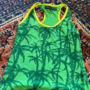 Frank Dandy ❤️ - Säljer Frank dandy linne med palmmotiv❤️ fint skick! Skriv om intresse.❤️❤️❤️