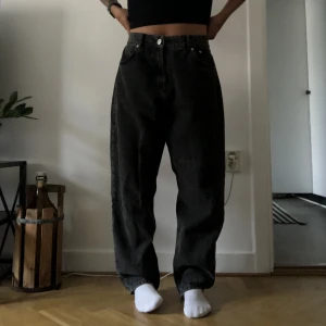 Baggy jeans grå - Baggy jeans från ASOS denim. Lätt använda. Stl 32/28. Unisex.
