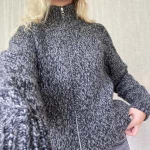 Stickad ziptröja  - Stickad ziptröja! Passar xs-M.   Skriv gärna vid funderingar 